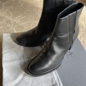 Aquatalia Betsy leather booties SIZE 9.5 LIKE NEW!